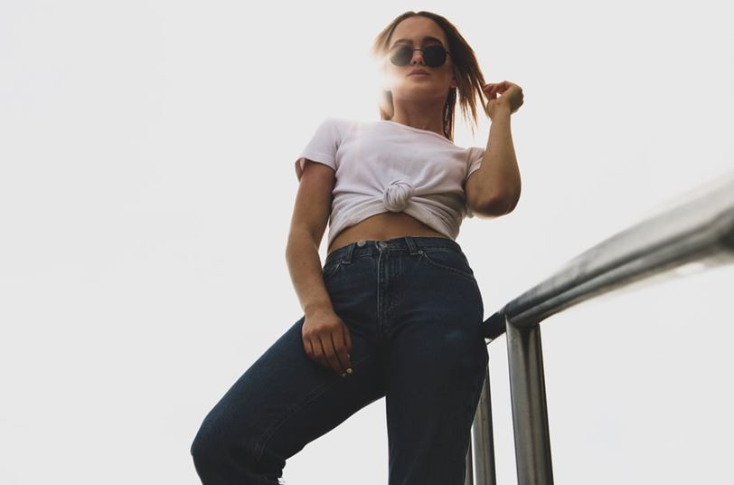 Girl wearing a white t-shirt on jeans