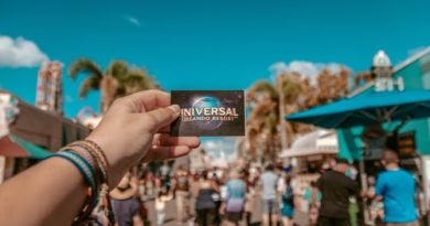 Person holding a Universal Orlando Resort card
