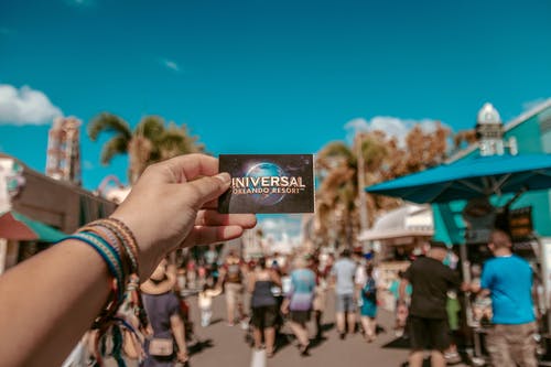 Person holding a Universal Orlando Resort card